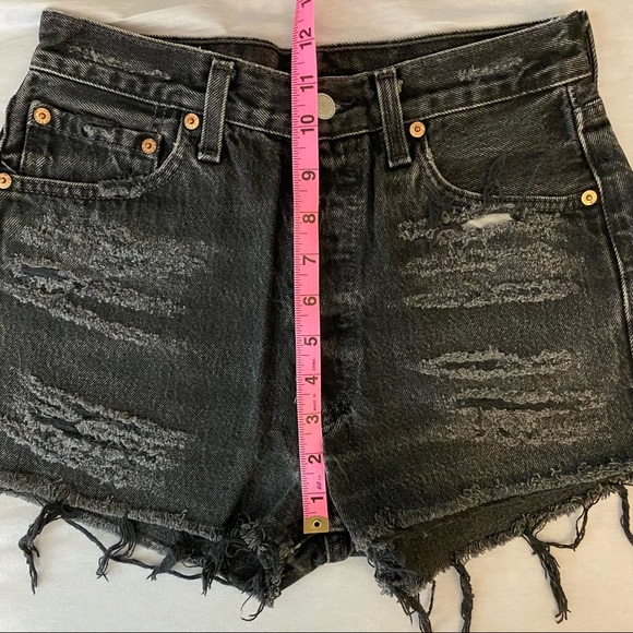 Vintage | Levi’s | Denim Shorts — Size 25/26 - Picture 10 of 12